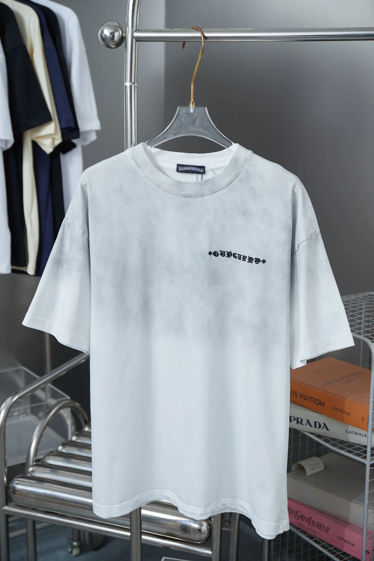 🅿️210 Ch*ome Hearte 25SS early spring new model Three-dimensional thick version of Croix heart logo short sleeves Light luxury essential item for daily commuting for men and women Correct version Welcome to compare Detailed features · 320g 100% pure cotton double yarn jersey fabric · Custom dyed in the same vat with special thickened 32 pieces double-ply 1X1 thread · Three-dimensional thick version of Croix heart logo printing · Ready-to-wear dyeing Then do the faded fried snowflake process, then wash it to make it look old · General washing to improve the effect · Double-needle stitching and cross-stitch process · Original main mark, washed tag, brand moisture-proof paper packaging Color: white/black/green/blue Size: S/M/L/XL